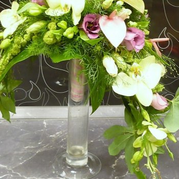 Brautstrauss Bogenform, sehr edel mit Orchideen und Anthurien